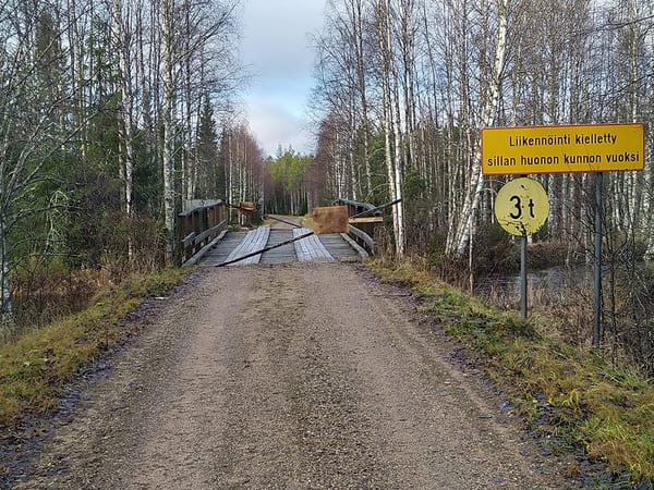 SLC - Den Gamla Trabron Har Natt Slutet Av Sin Livscykel Och Man Har Varit Tvungen Att Stanga Den For Trafik Bild Timo Pisto