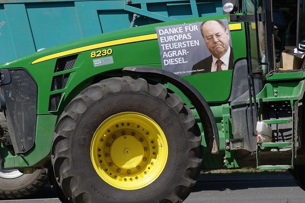 SLC - Tractor Wheel Vehicle Motor Vehicle Signs Rawtherapee 245838 Pxhere Com