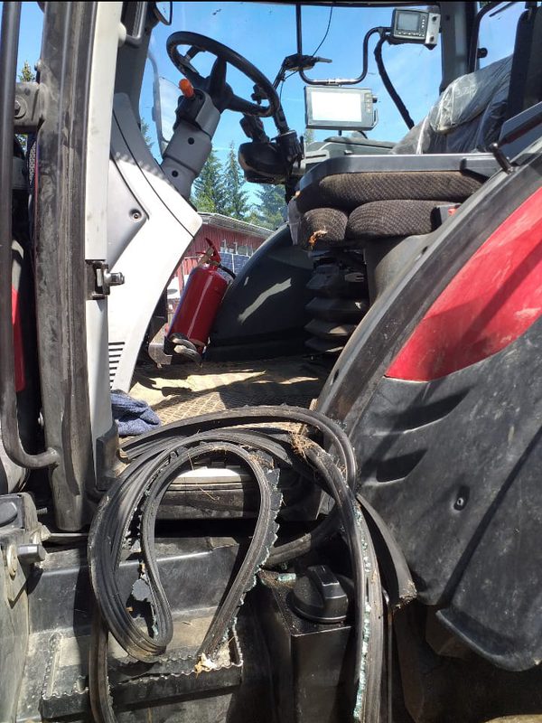 SLC - Valtra Hajonnut Ovilasi Jonka Piti Olla Polykarbonaattilasi Turvalaite 1 1 1